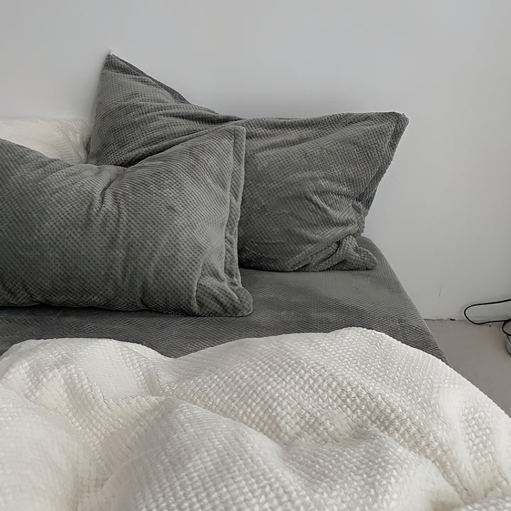 Soft and warm waffle milk fleece bedding set
