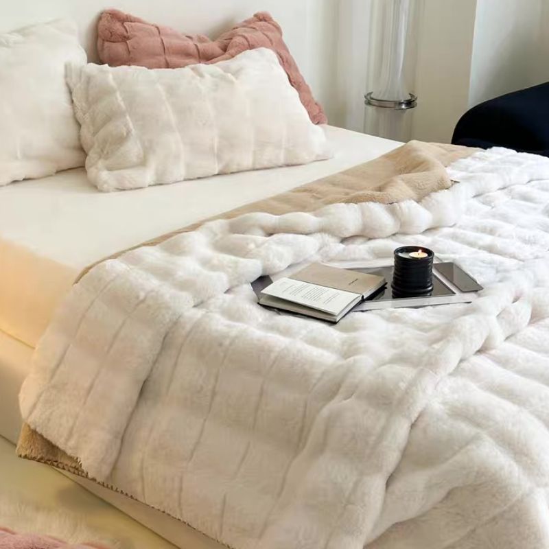 Fluffy square pattern fleece blanket 