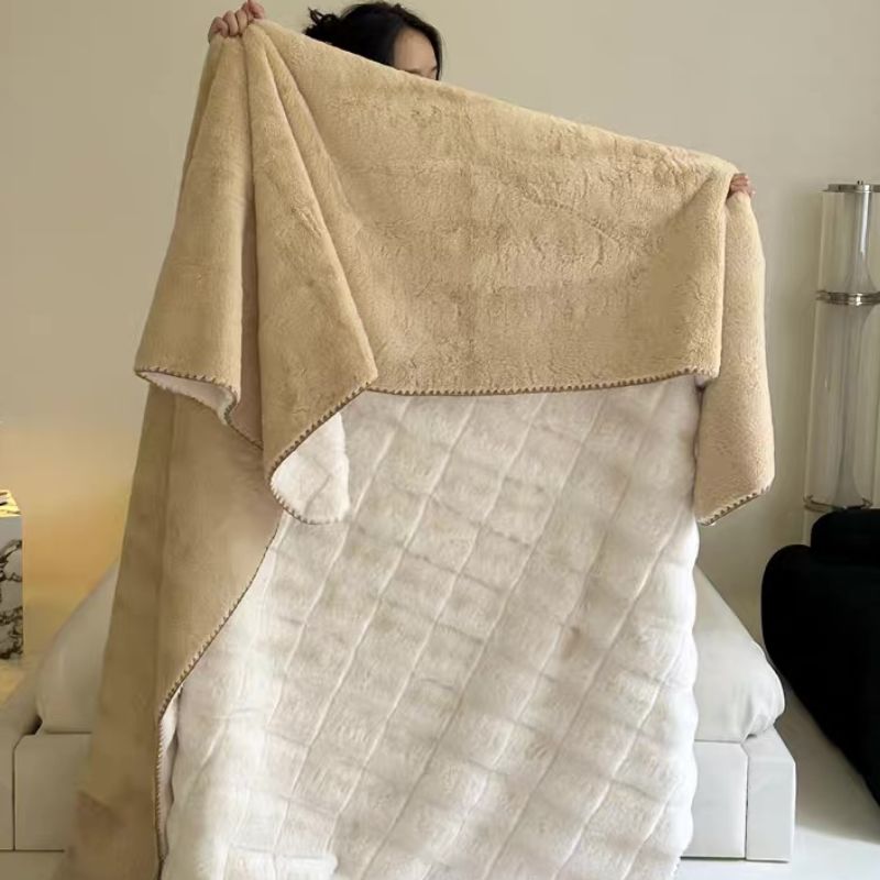 Fluffy square pattern fleece blanket 