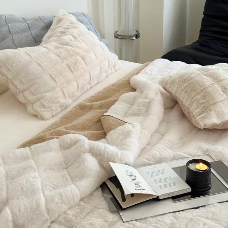 Fluffy square pattern fleece blanket 