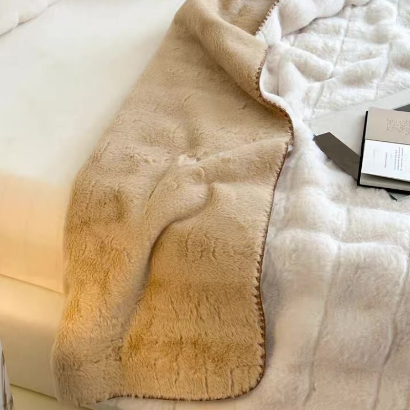 Fluffy square pattern fleece blanket 