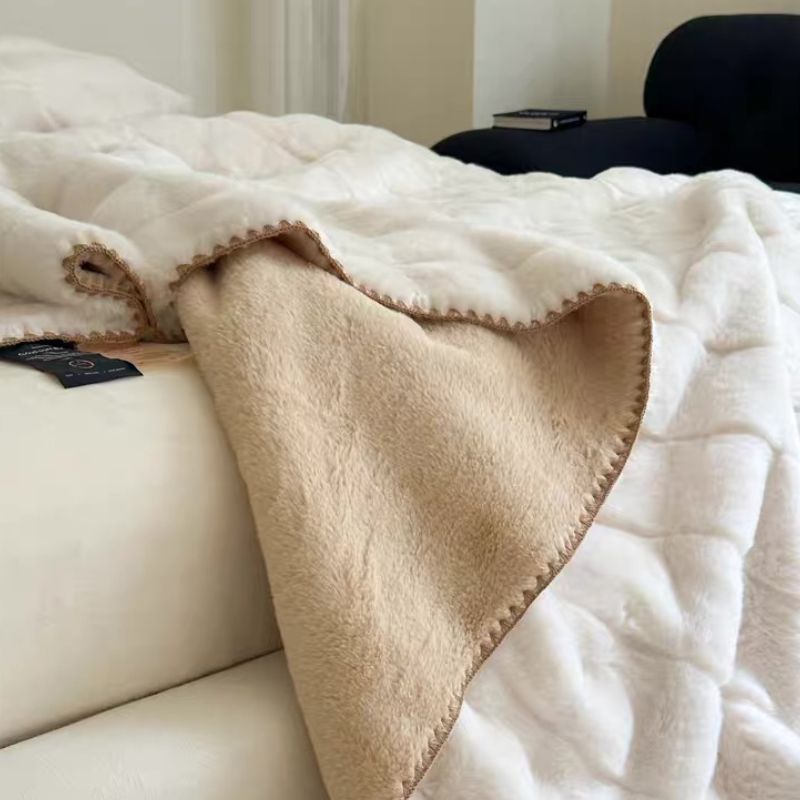 Fluffy square pattern fleece blanket 