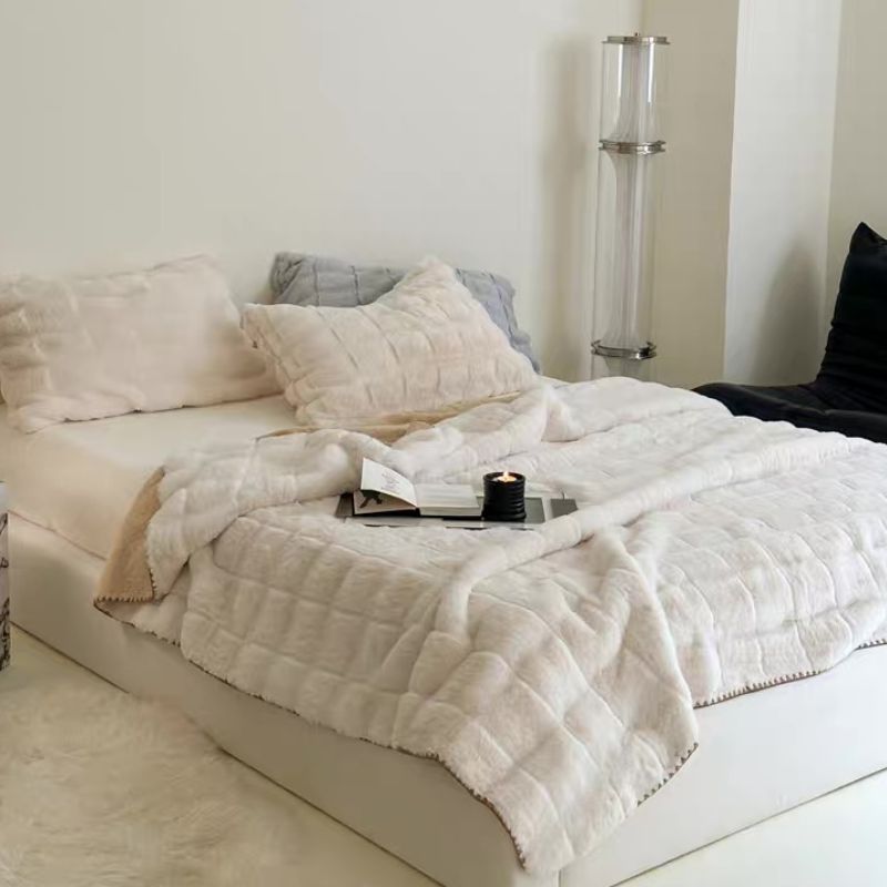 Fluffy square pattern fleece blanket 