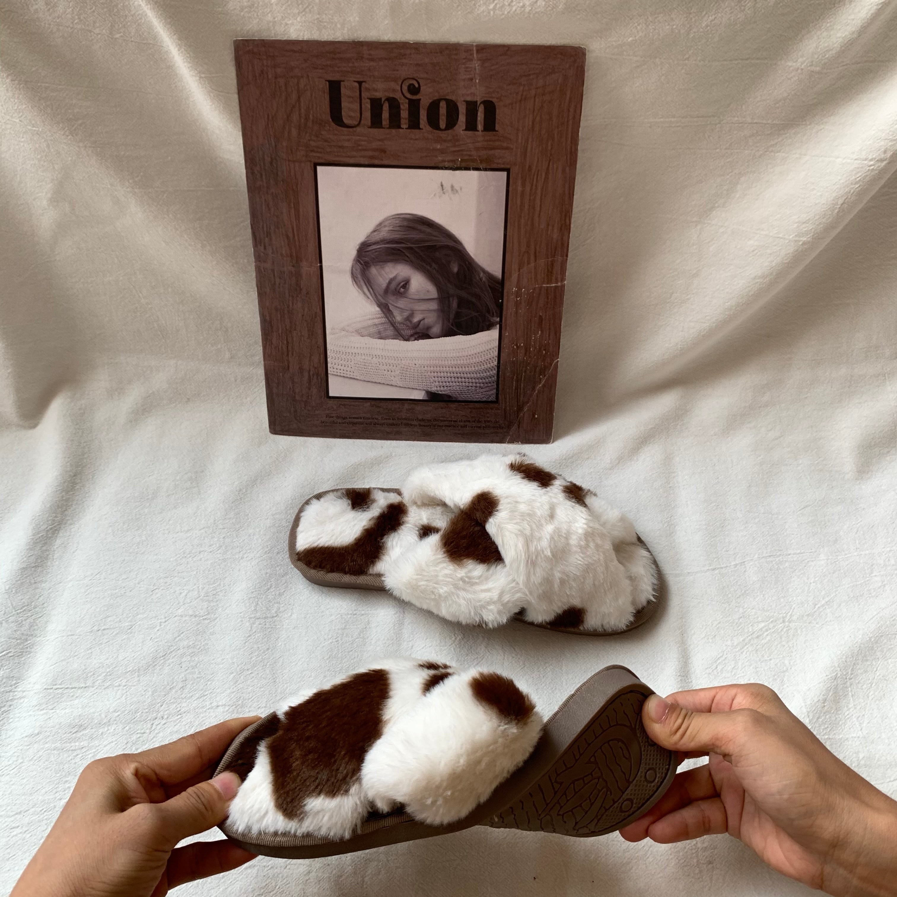 ふわふわカウ柄ルームシューズ ブラウン