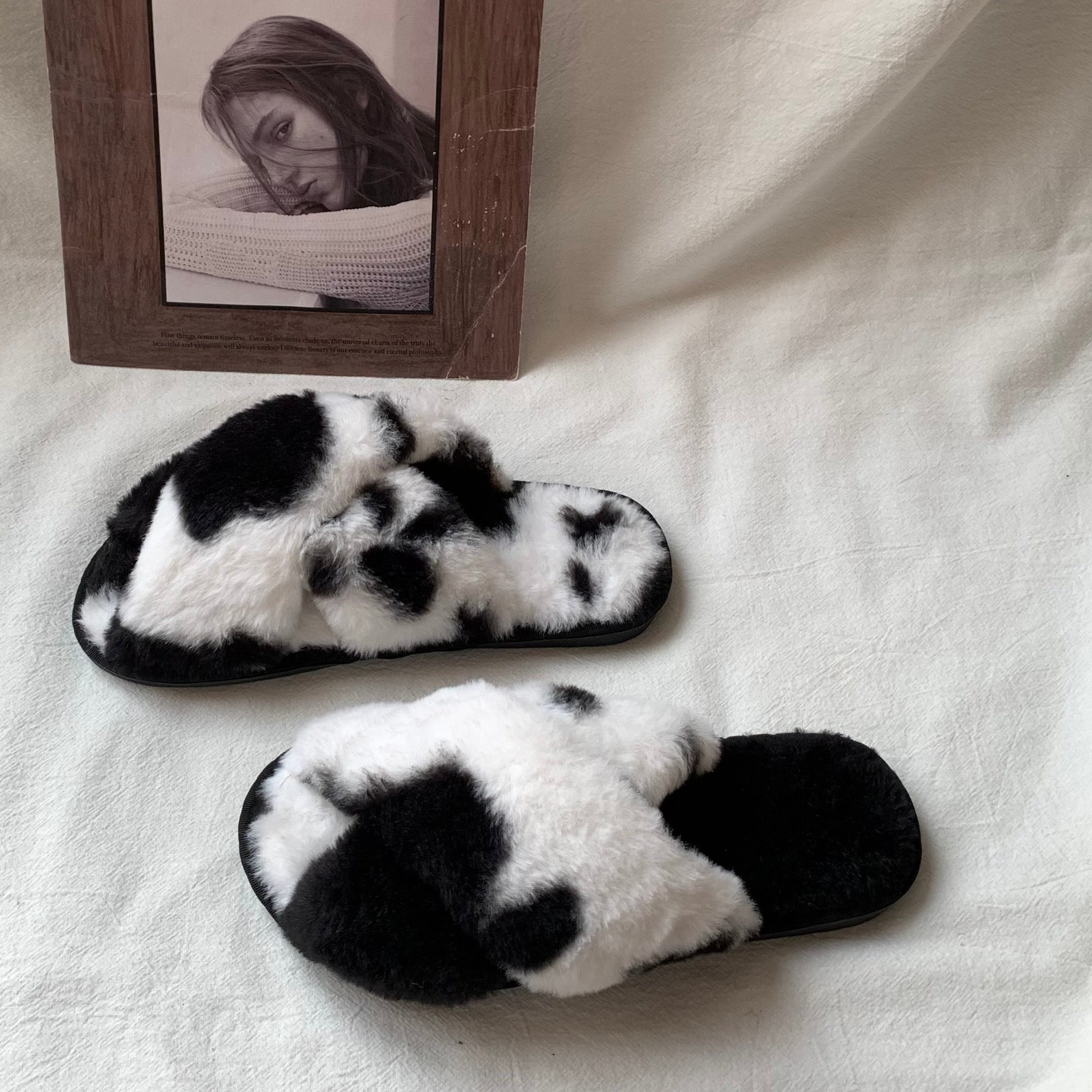 ふわふわカウ柄ルームシューズ ブラック