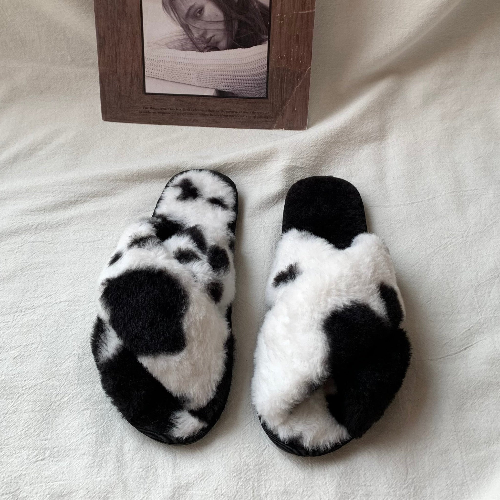 ふわふわカウ柄ルームシューズ ブラック