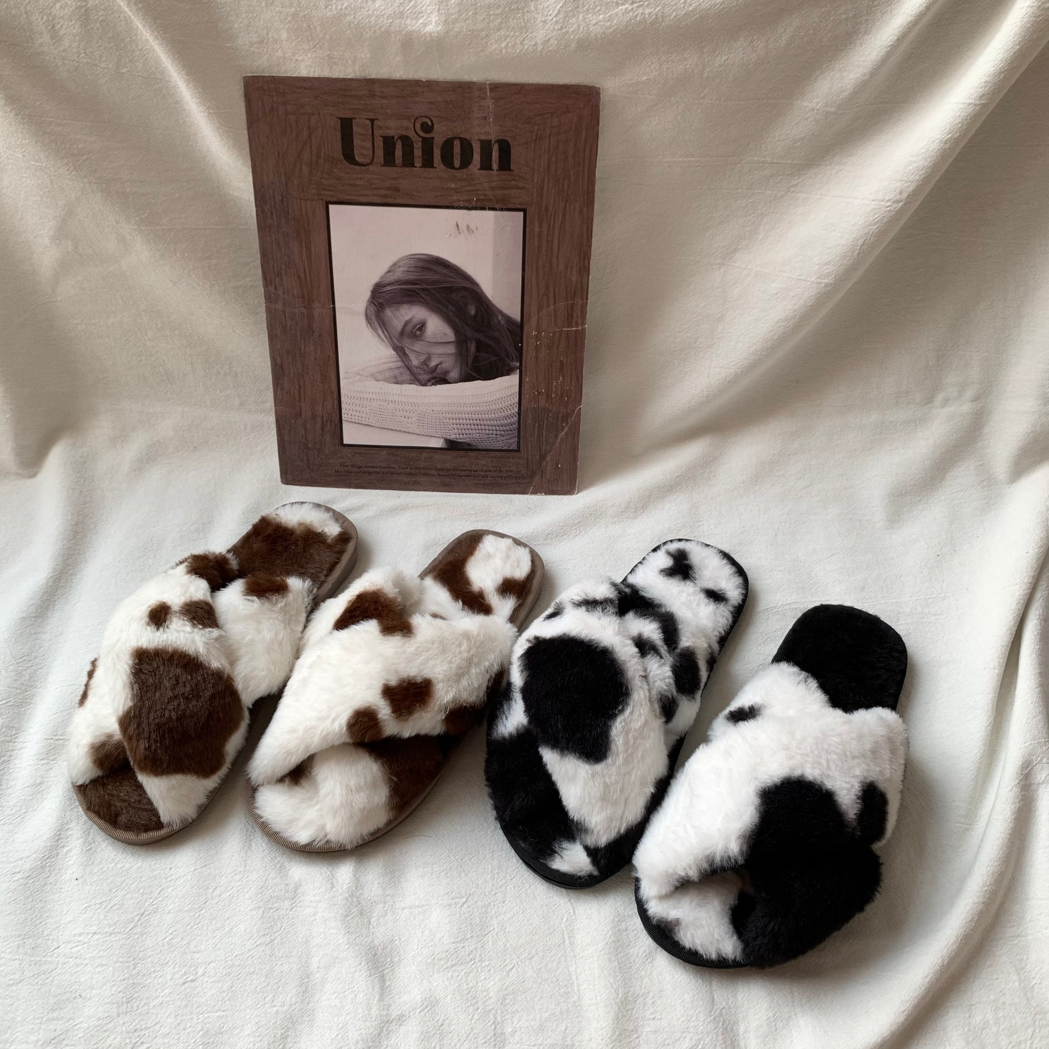 ふわふわカウ柄ルームシューズ ブラック