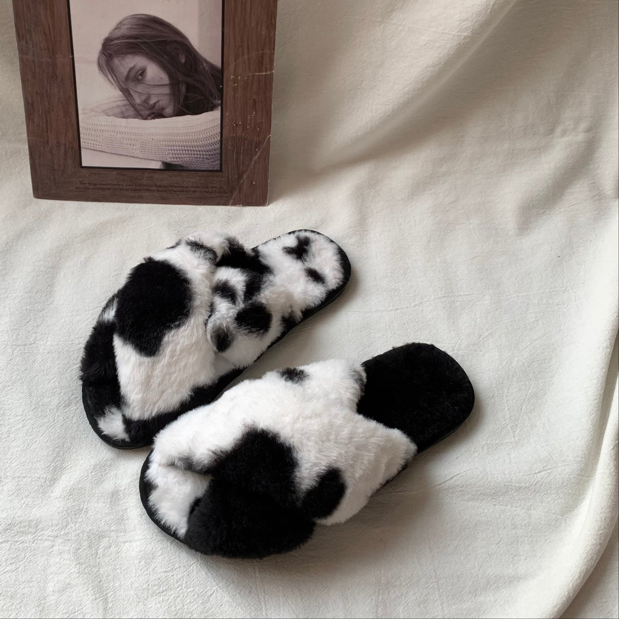ふわふわカウ柄ルームシューズ ブラック