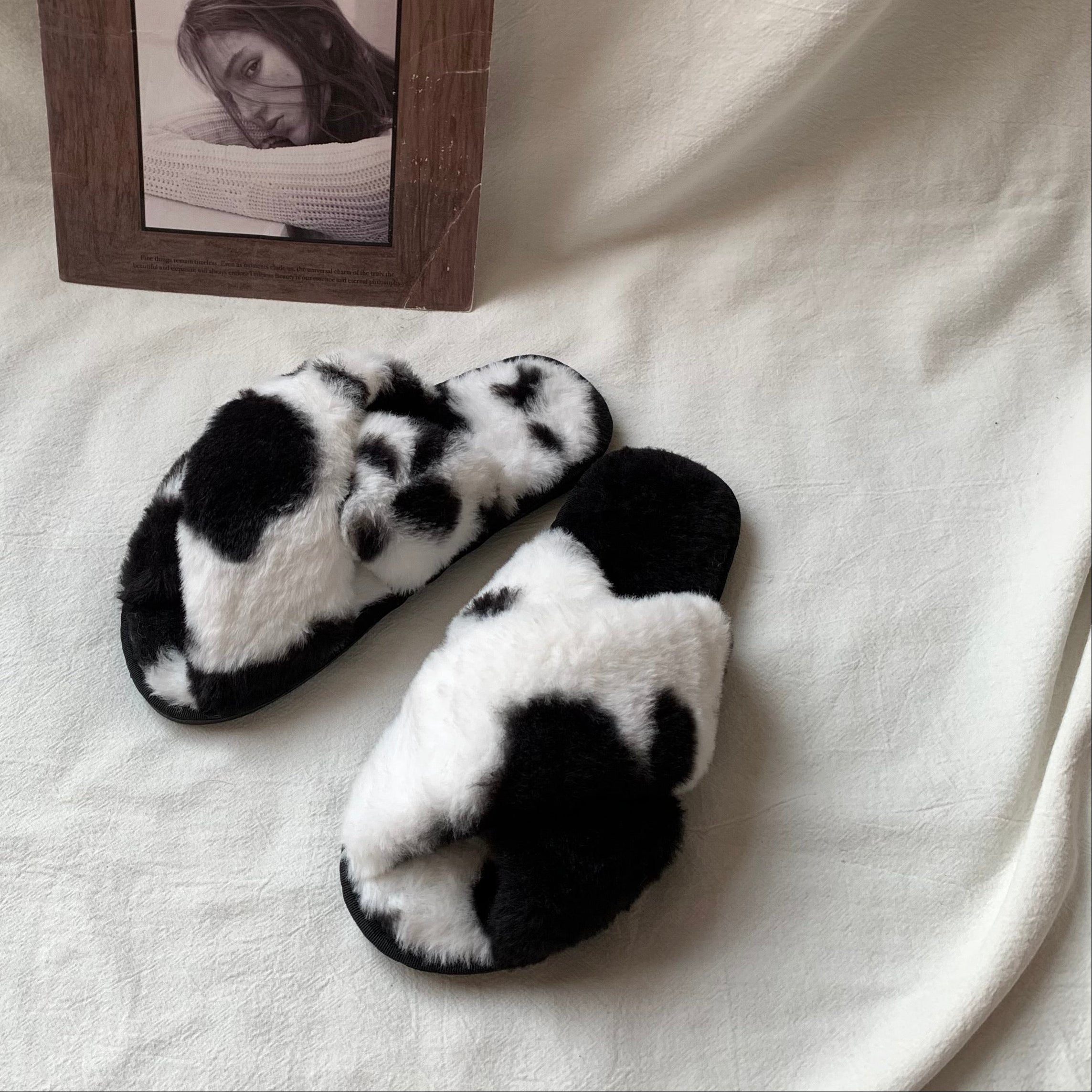 ふわふわカウ柄ルームシューズ ブラック