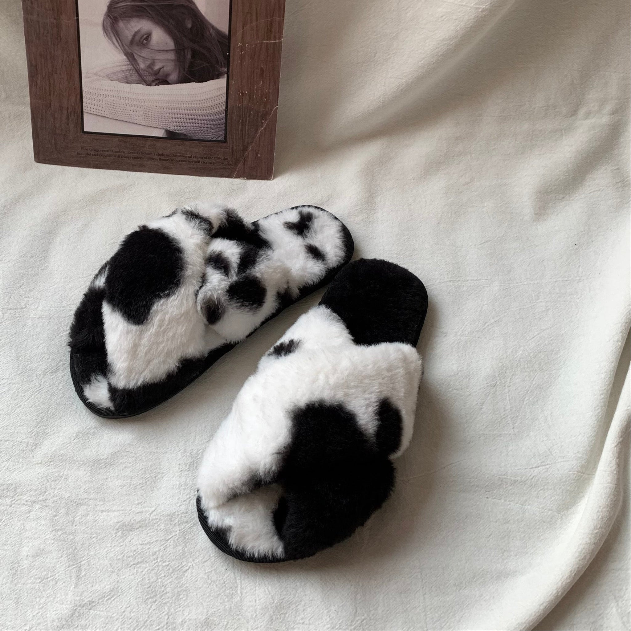 ふわふわカウ柄ルームシューズ ブラック
