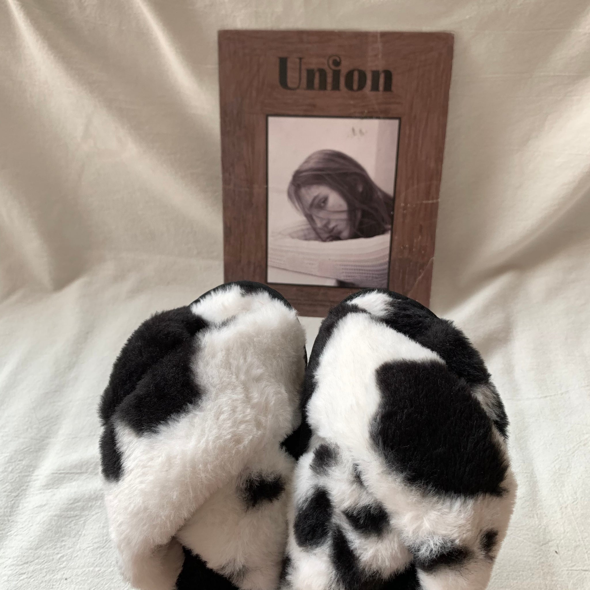 ふわふわカウ柄ルームシューズ ブラック