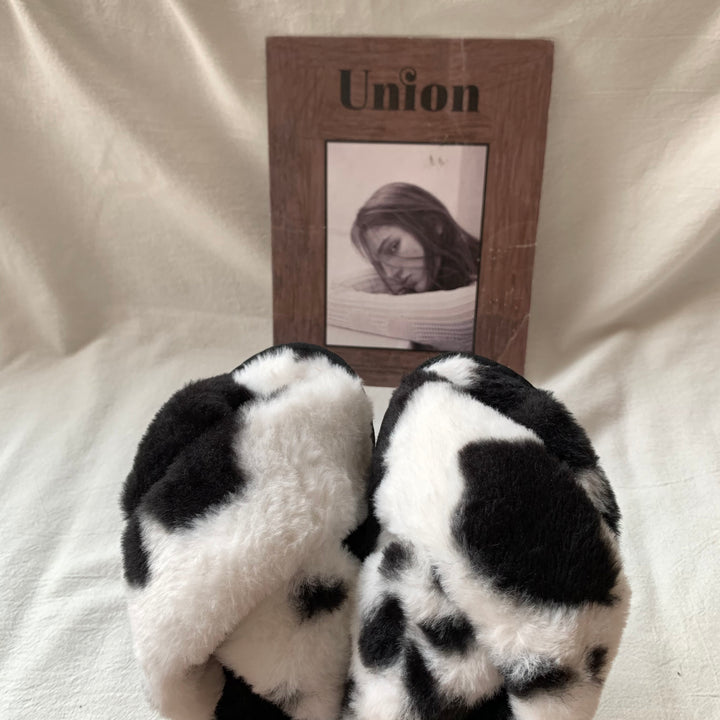 ふわふわカウ柄ルームシューズ ブラック