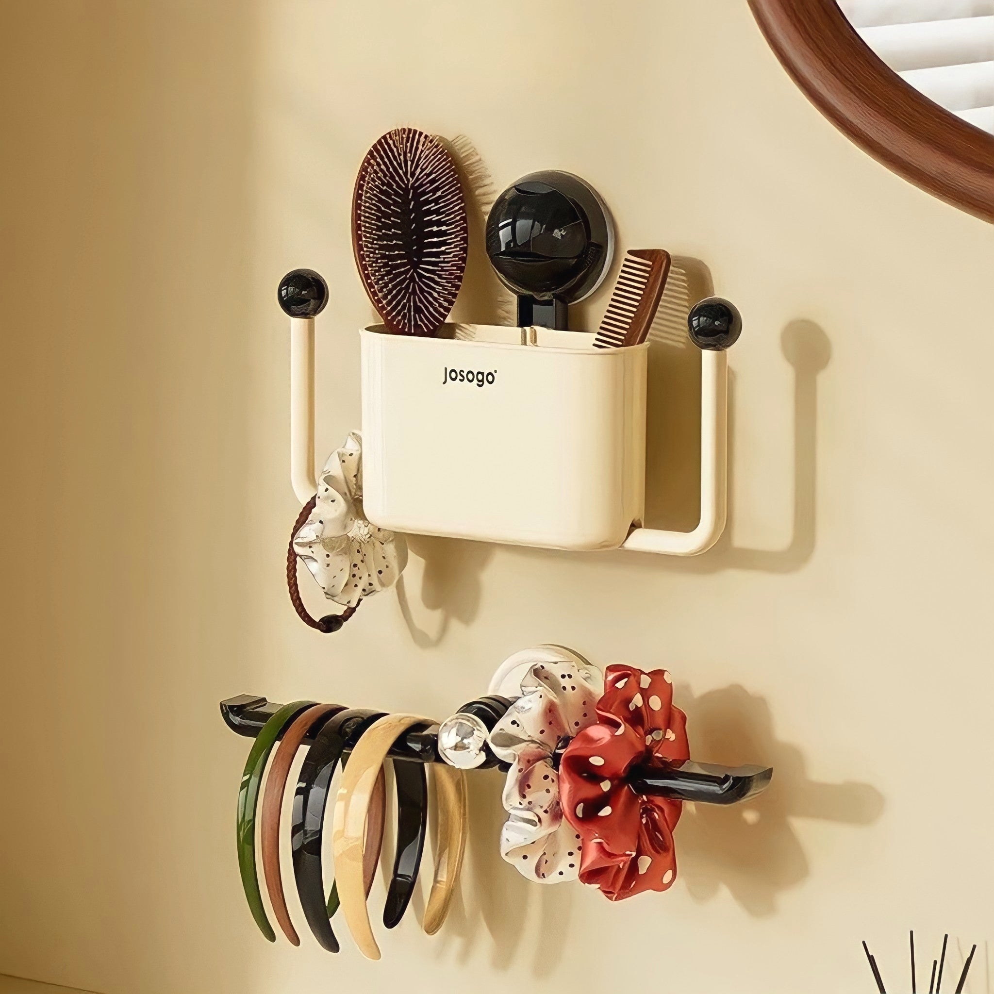 Suction cup wall-mounted storage