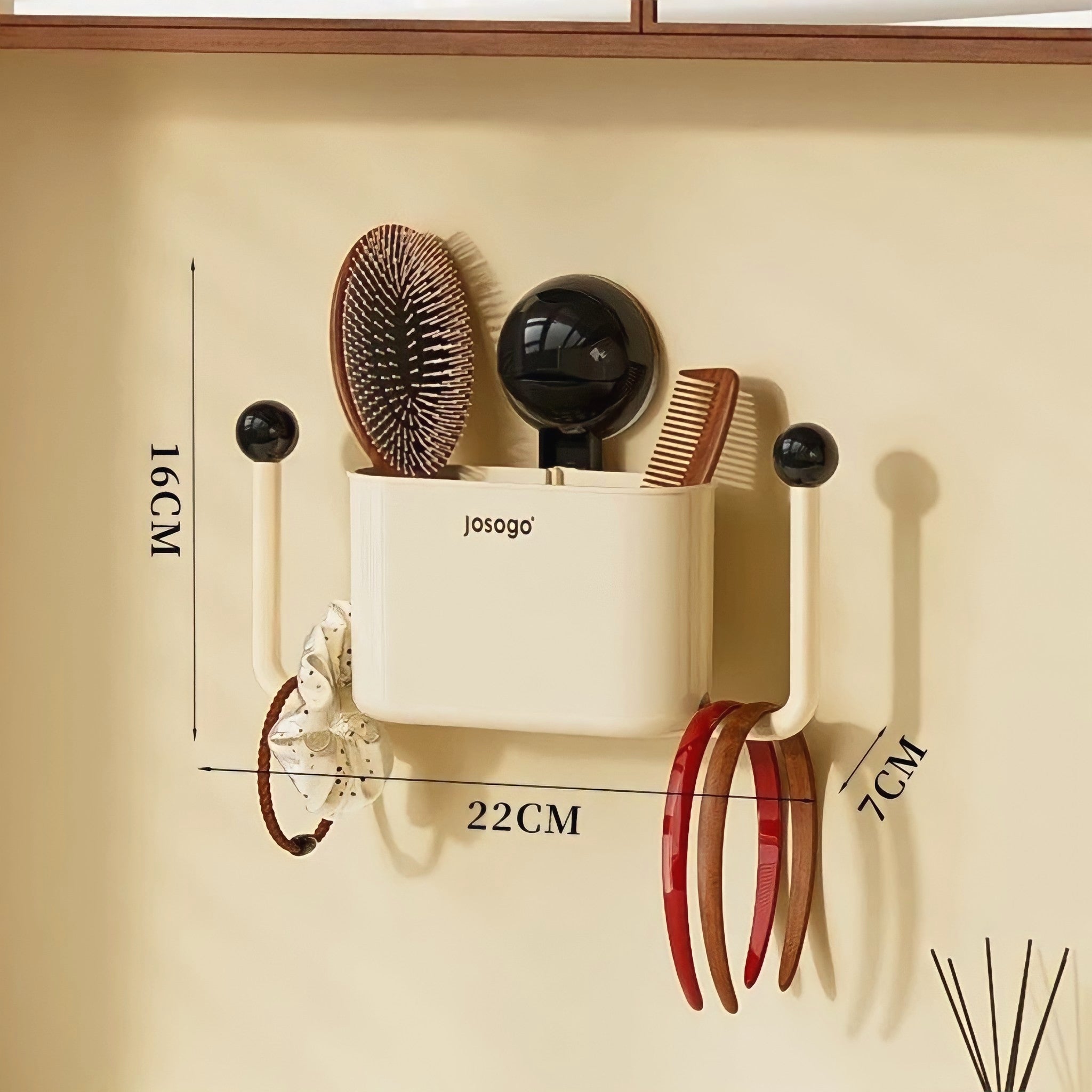 Suction cup wall-mounted storage
