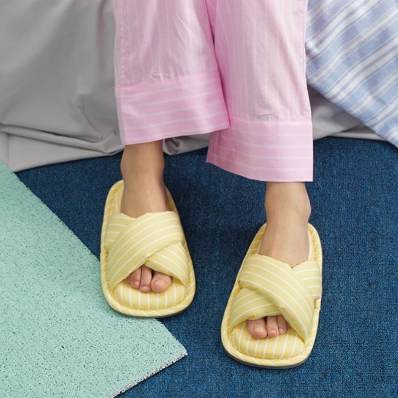 Criss-cross strap slippers
