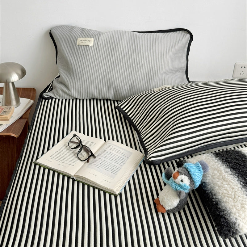 Ice Silk Line Pattern Mat Set, Black