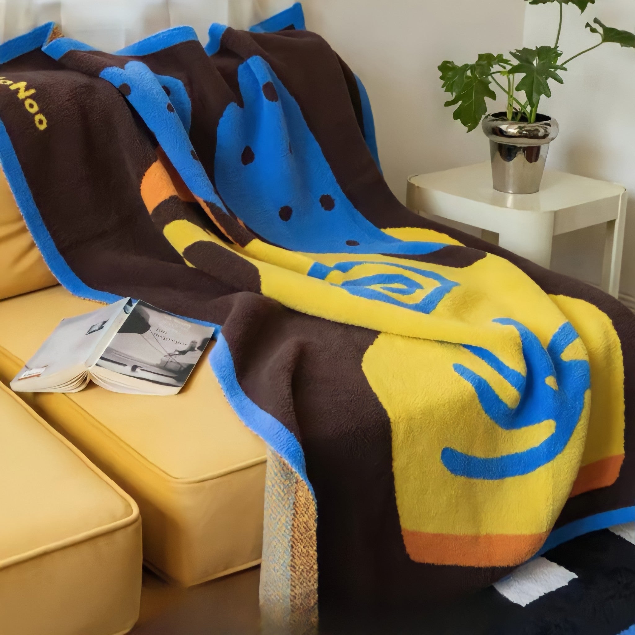 Totem Base Fleece Fabric Blanket