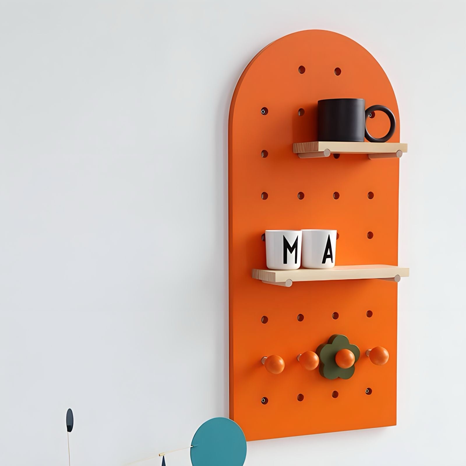 アーチ型有孔ボード壁収納 