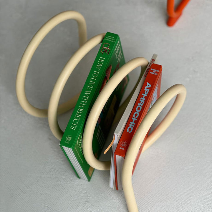 スパイラルアーチチューブブックスタンド