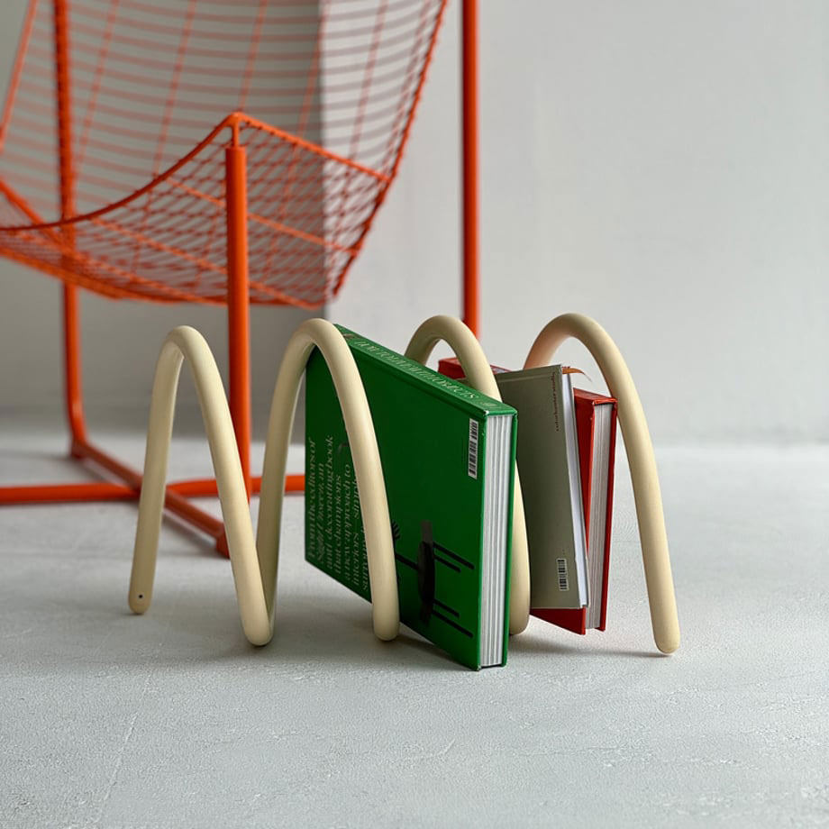 スパイラルアーチチューブブックスタンド