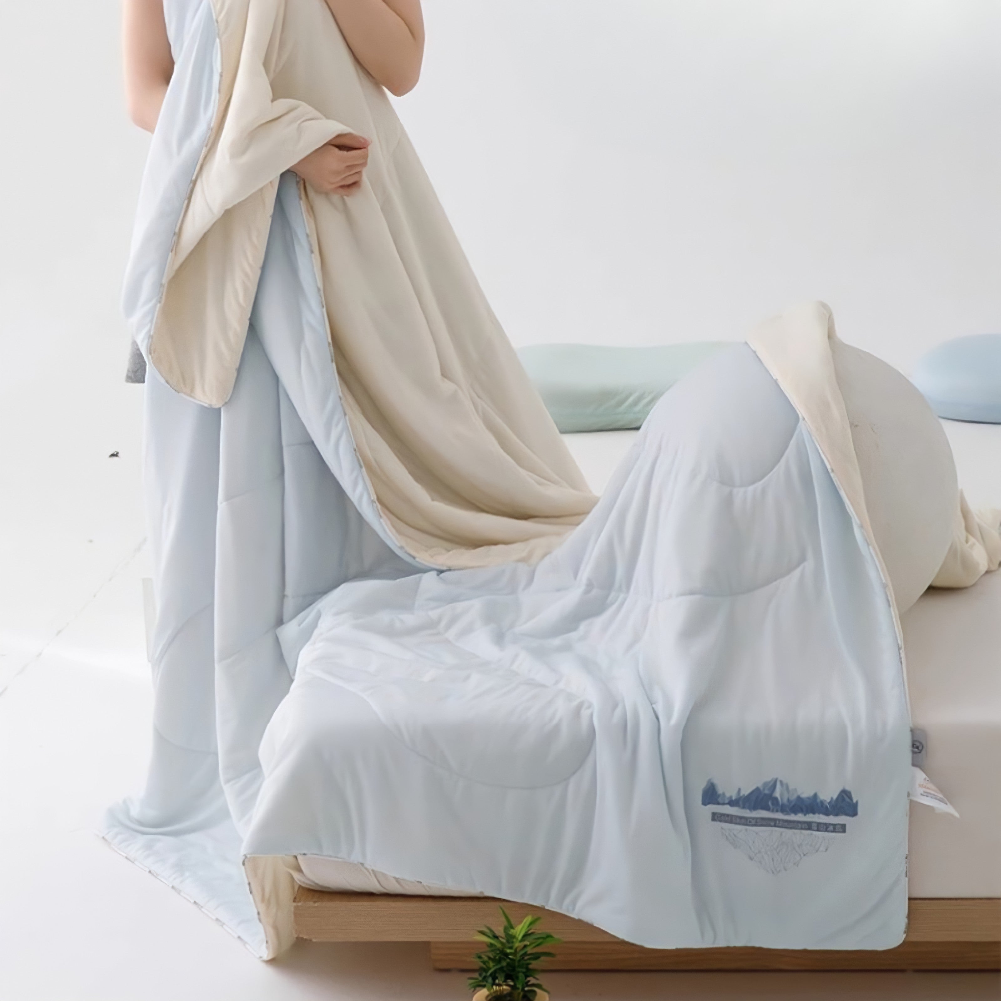 Snow Mountain Mugwort Fiber Mix Cooling Blanket Blue