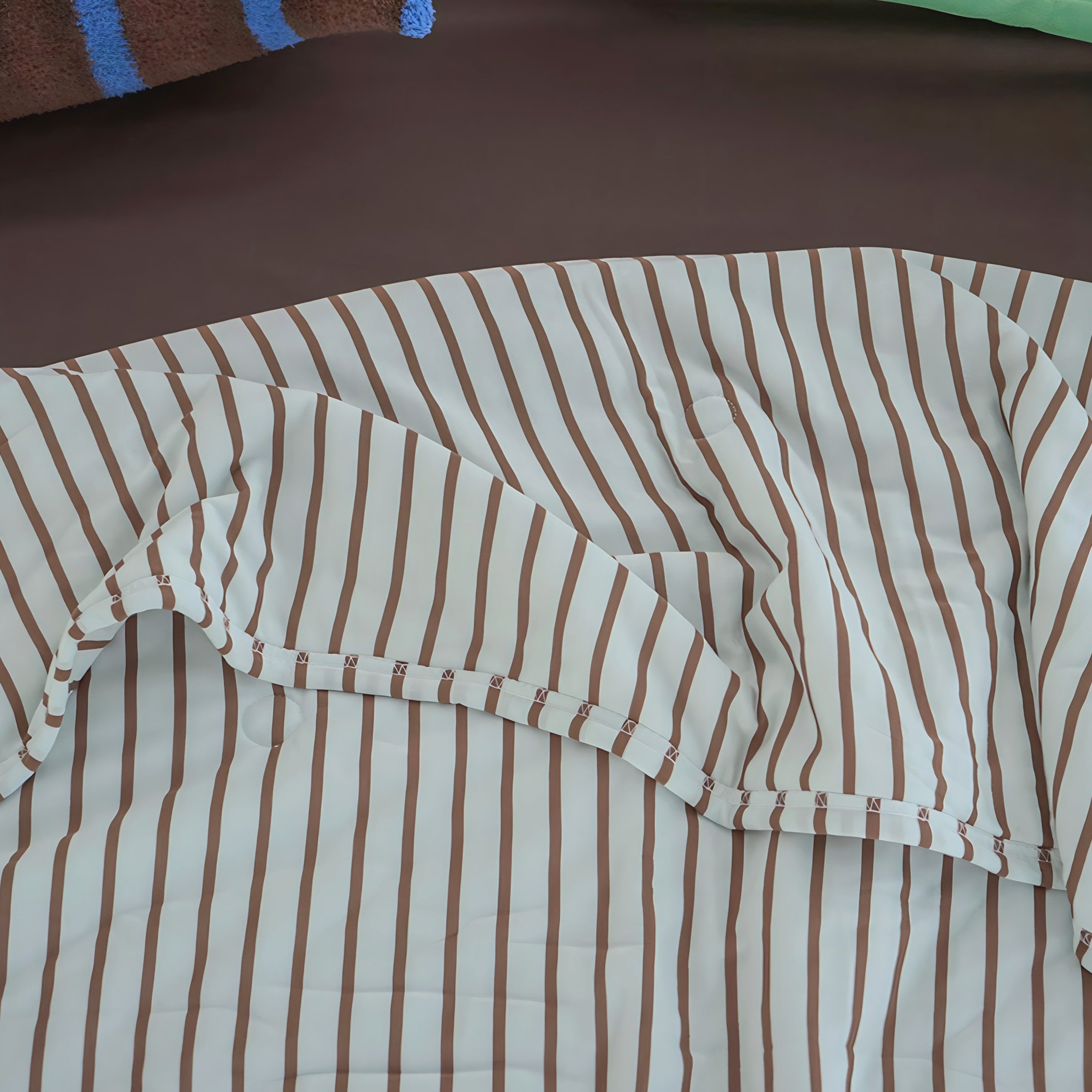 Summer Soft Stripe Quilt Brown